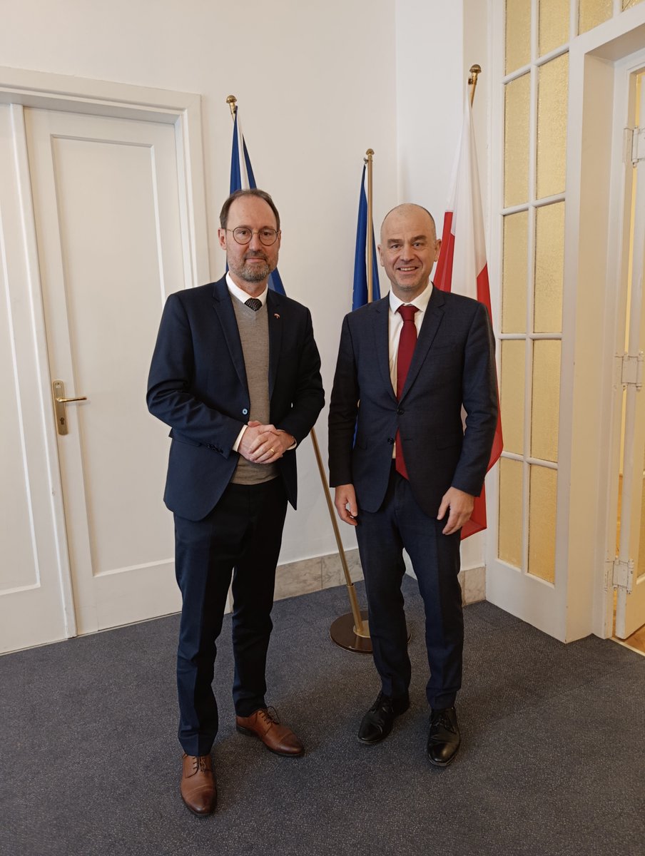 Leo Express tweet media