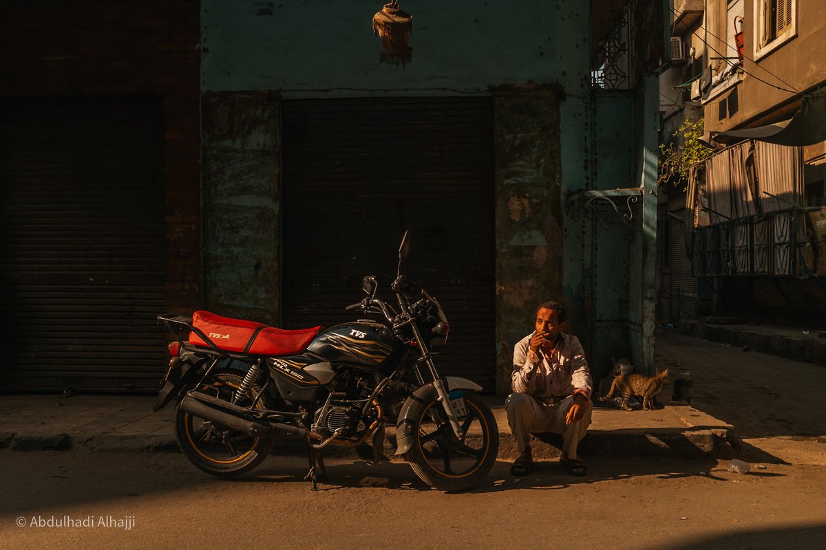 HadiPhoto's tweet photo. 📷 | رجل بجانب دراجته النارية في أحد شوارع القاهرة. 

#StreetPhotography #FujiFilm #fujifilmx100ⅵ #X100VI https://t.co/uvwFBkOAwl