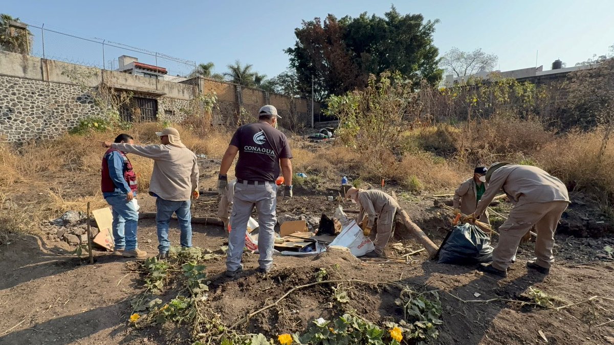 ConaguaOCBalsas's tweet photo. 💧🌿 Se realizó la jornada de limpieza del río Apatlaco en la barranca El Pilancón, Cuernavaca.

Con la participación de 30 voluntarios, se recolectaron 4 toneladas de residuos.

Seguimos sumando esfuerzos por ríos más limpios y un futuro sustentable.

#AccionesConagua https://t.co/7qEuxgx1On