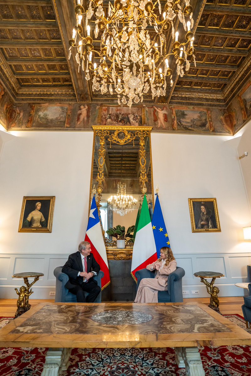 Una vez más, nos hemos reunido junto a la Primera Ministra <a href="/GiorgiaMeloni/">Giorgia Meloni</a> , ahora como Presidente electo. Estoy seguro que viene una nueva era en las relaciones entre Chile e Italia, con foco en urgencias de seguridad, inmigración, desarrollo y promoción de la familia. 🇨🇱🇮🇹