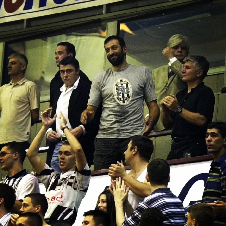 Mnogo skupa fotografija.