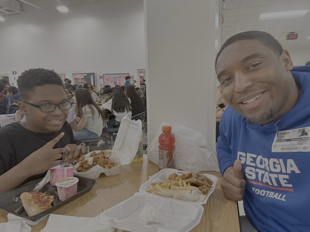 Enrique__Davis's tweet image. Surprise visit to my youngest son EJ for lunchtime today. Brought him one of his favorites @JJFishChicken3 #LifeOfADad
#RaisingLeaders #GodIsLove 🧱