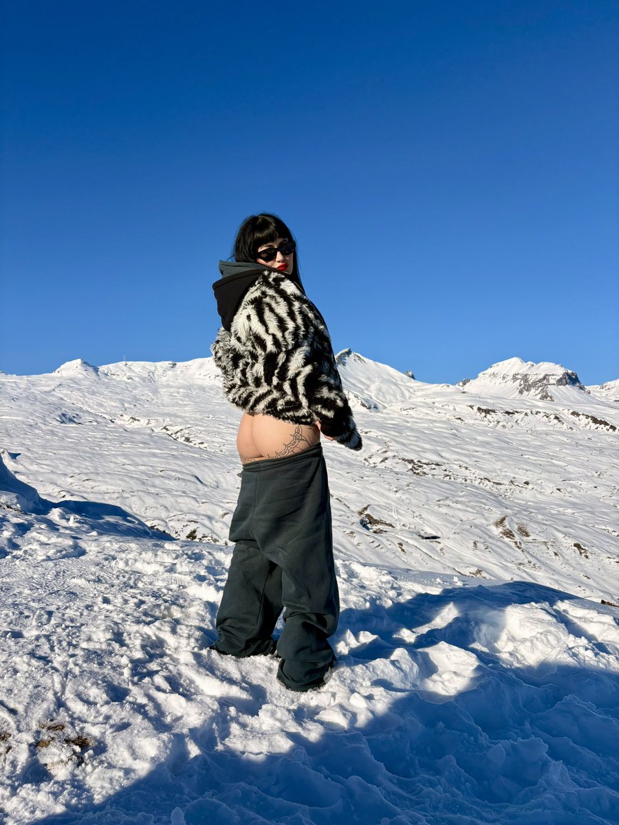 Ich hatte eine wunderschöne Zeit in den Bergen und bin absolut dankbar für solche Momente. 
Die Batterien sind wieder aufgetankt!

Morgen bis Montag -> FemDom

Updates hier: t.me/+MZar73gWXl04Y…

#laax #switzerland #snow #mountains #ass