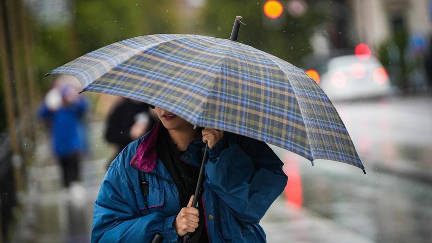 raulgb_02's tweet photo. Me parece una verguenza por parte de @AndaluciaJunta que no se haga la rueda de prensa YA, para cancelar las clases y a la @AEMET_Esp por cambiar los avisos en 1 segundo. Están los ríos al límite y necesitamos saber con tiempo si se van a cancelar las clases @antoniosanz https://t.co/6tkk8oGxUd