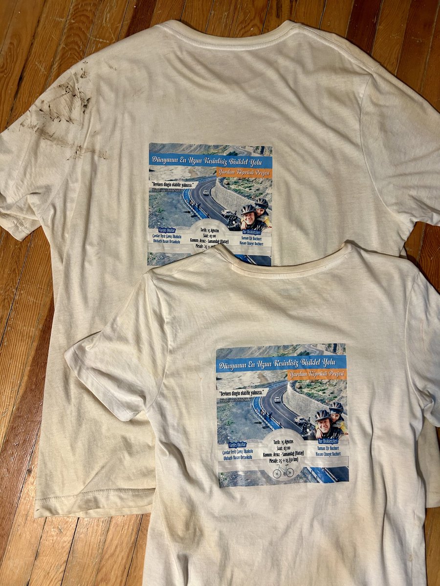 6 Şubat’ı unutmadık. Dünyanın en uzun kesintisiz bisiklet yolunu kullanarak sadece kas gücüyle çalışan bisikletlerimizle, Hatay’daki Ulubatlı Hasan Ortaokulu’na kıyafet ve yaşam malzemeleri taşıdığımız formalar. O günlerdeki halleriyle duruyorlar…