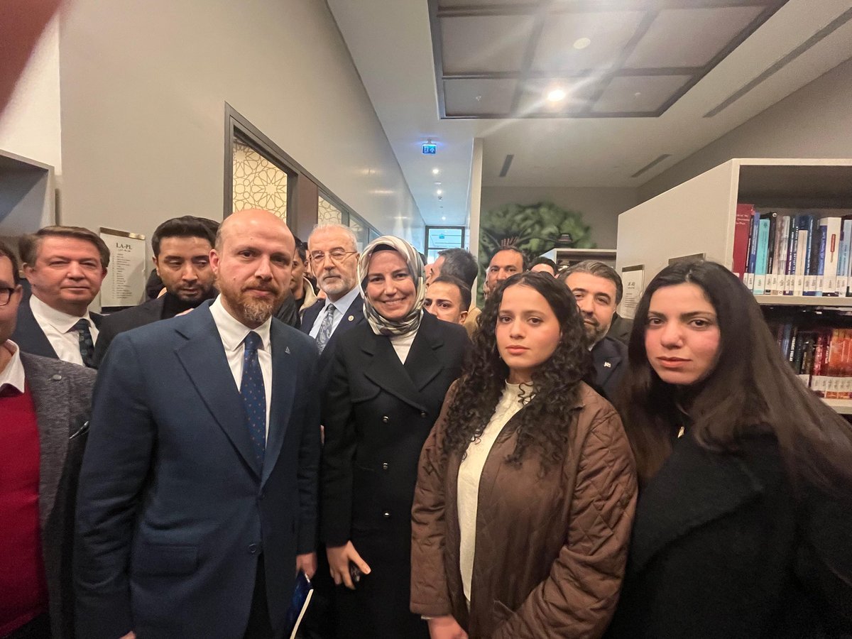 📍AK Parti Genel Merkezi’mizdeydik

Genel Merkez Kültür ve Sanat Politikaları Başkanlığımız tarafından düzenlenen “Kütüphane Sohbetleri”nin konuğu İlim Yayma Vakfı Mütevelli Heyeti Başkanı Sayın Necmeddin Bilal Erdoğan oldu.

Genç arkadaşlarımız sordu, Bilal Erdoğan ağabey