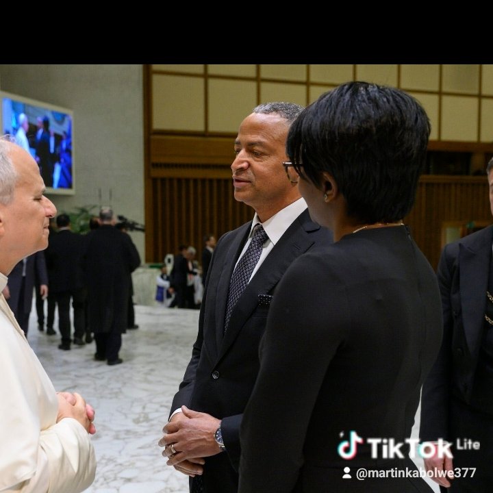 martinkabolwe's tweet photo. #VATICA: le couple du président @moise_katumbi  s'est entretenu avec le saint - père @Pontifex  et après ,ils se sont serrés les 🤝🤝🤝
Les images parlent 👇👇👇
@BenitaNtumba 
@IsralMutombo11 
@JKapitene https://t.co/27H6dECdkU
