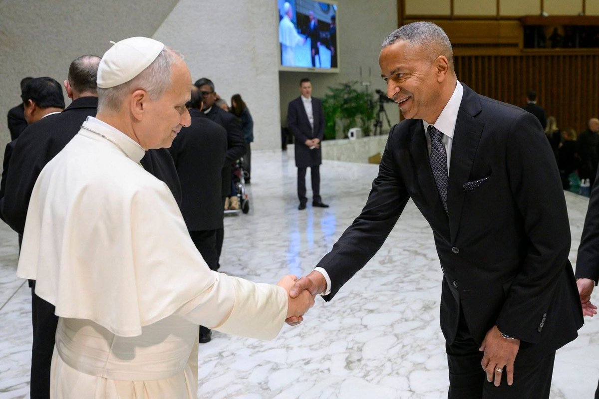 martinkabolwe's tweet photo. #VATICA: le couple du président @moise_katumbi  s'est entretenu avec le saint - père @Pontifex  et après ,ils se sont serrés les 🤝🤝🤝
Les images parlent 👇👇👇
@BenitaNtumba 
@IsralMutombo11 
@JKapitene https://t.co/27H6dECdkU