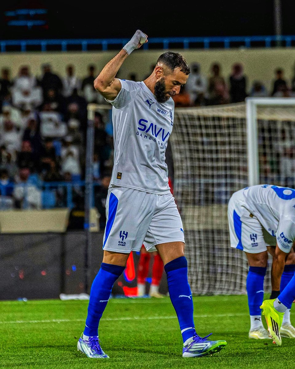 💙☝🏻 Karim Benzema scores his debut goal for Al Hilal within 30 minutes vs Al Akhdoud.