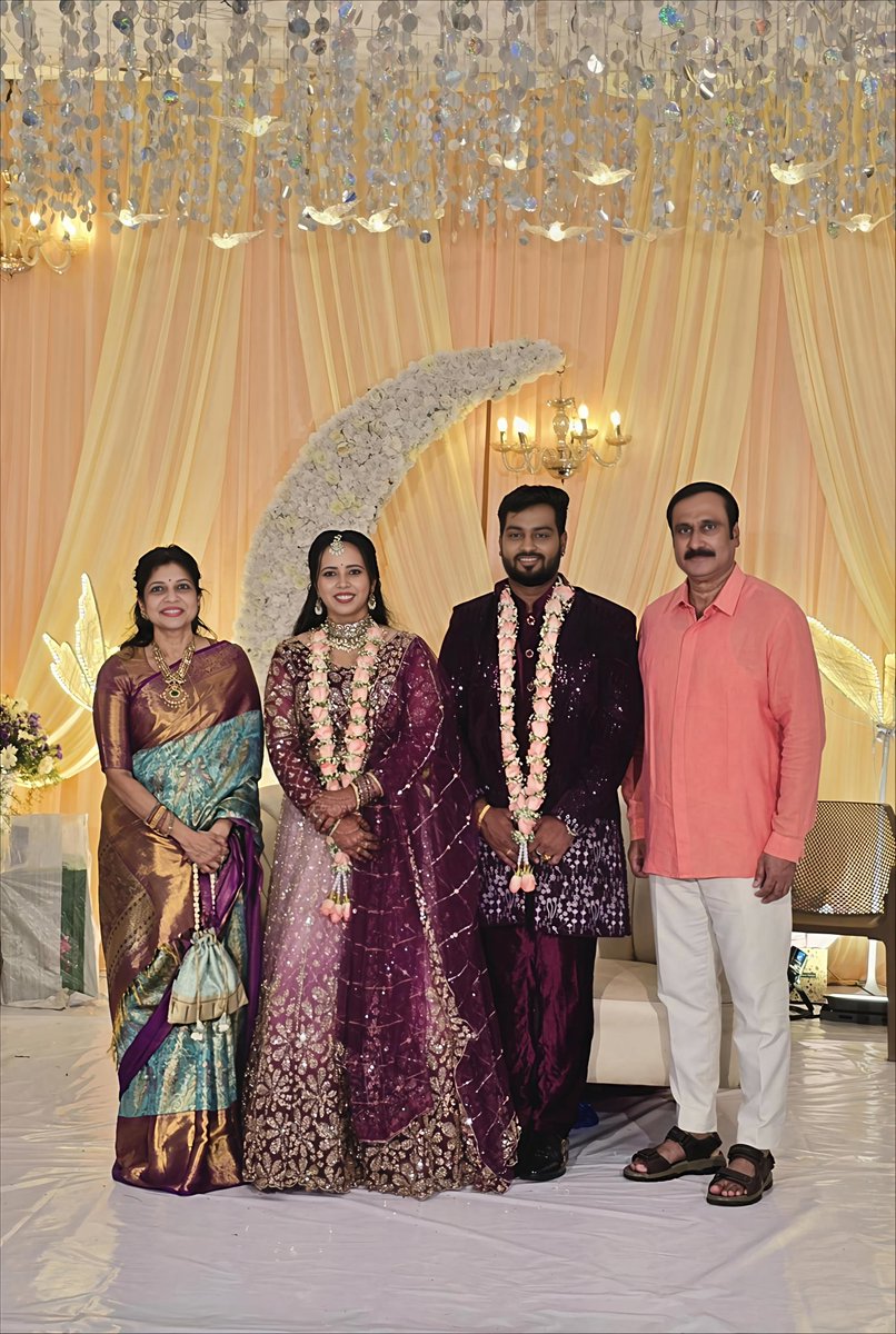 draramadoss's tweet photo. எனது சித்தப்பா, நினைவில் ச.எழிலன் - நலமுடன் பட்டுரோஜா எழிலன் அவர்களின் பேரனும், ப.நவநீதகிருஷ்ணன் - ந.ஸ்ரீவித்யா தம்பதியரின் மகனுமான ந.சதீஷ்குமார் மற்றும் சு‌.தங்கவேல் - அனுராதா தம்பதியரின் மகள் த.தேவதர்சினி இணையரின் திருமண வரவேற்பு, செங்கல்பட்டில் முனைவர் செளமியா அன்புமணி மற்றும் குடும்பத்துடன் பங்கேற்று மணமக்களை வாழ்த்திய போது.!