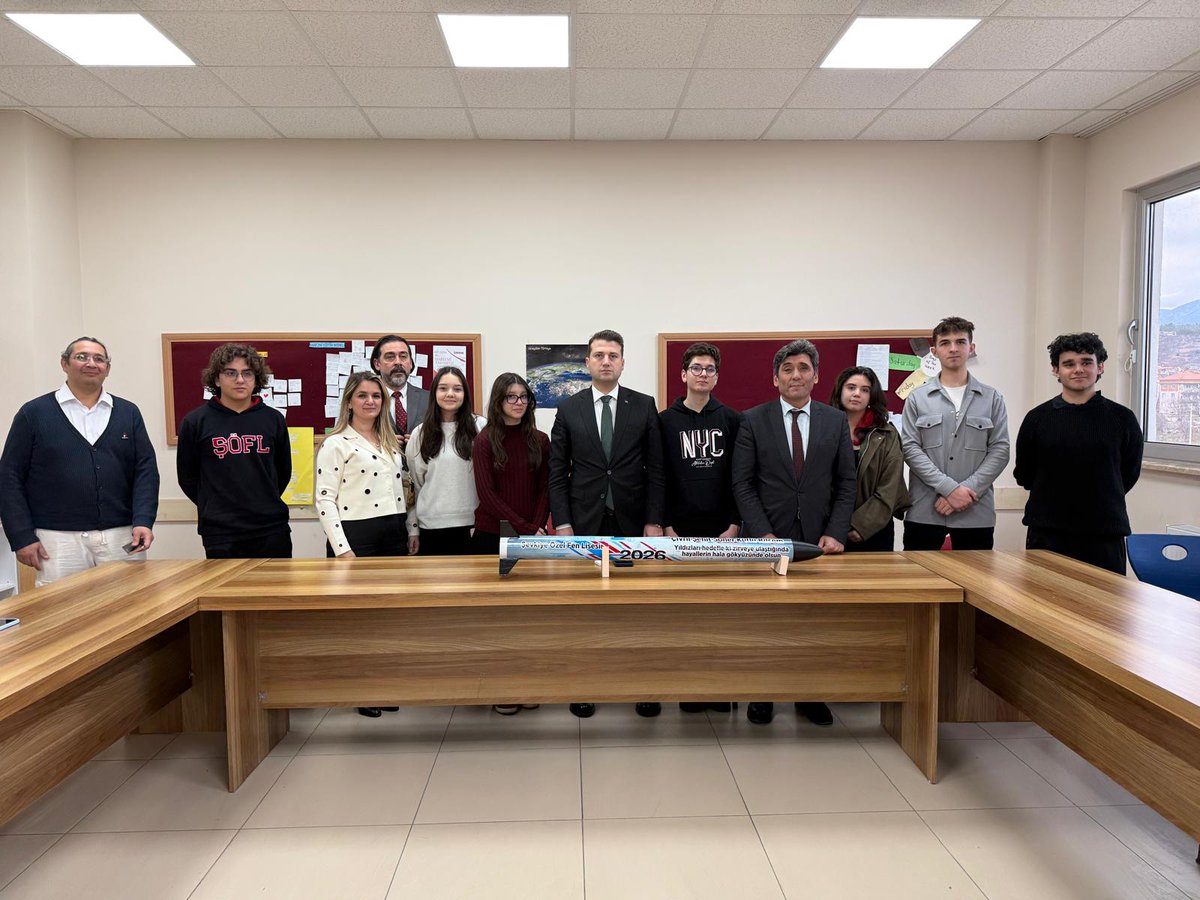 UlgenRocketTeam's tweet photo. Takımımız roket sunumlarını Çivril Kaymakamı Fatih Cıdıroğlu, eşi Dr. Ayşe Cıdıroğlu, İlçe Milli Eğitim Müdürümüz Dr. Mehmet Gök ve BİLSEM müdürümüz Hüseyin Serdar İlhan'a yaptılar. Göklerde biz de varız 🚀💪💫 @denizlimem @Civrilbilsem @civrilmem @ArgeDenizli @YTEMEL3 https://t.co/K5muXUXDv1