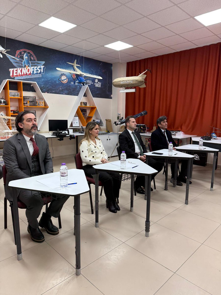 UlgenRocketTeam's tweet photo. Takımımız roket sunumlarını Çivril Kaymakamı Fatih Cıdıroğlu, eşi Dr. Ayşe Cıdıroğlu, İlçe Milli Eğitim Müdürümüz Dr. Mehmet Gök ve BİLSEM müdürümüz Hüseyin Serdar İlhan'a yaptılar. Göklerde biz de varız 🚀💪💫 @denizlimem @Civrilbilsem @civrilmem @ArgeDenizli @YTEMEL3 https://t.co/K5muXUXDv1