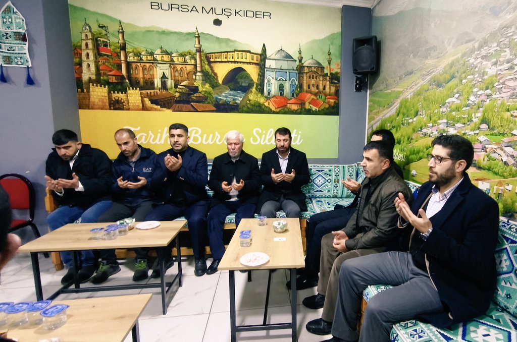 3 günlük dünya dedikleri tam da böyle bir şey işte...

Geçen hafta hastanede ziyaret ettiğimiz Ayhan Şavli ağabeyin bugün taziyesine gittik.

Rabbim rahmetiyle muamele etsin. Sevdiklerine sabırlar versin.