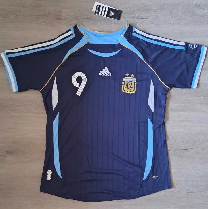 EBilardista's tweet image. 🇨🇳 Los muchachos de adjersey se sumaron a la comunidad. 

🥵 Me dejaron esta casaca de muestra. LOCURA TOTAL. 

⚡️ ADJERSEY.COM 

📲 +86 133 3646 2903 (Responden al toque)

NI LO DUDEN.