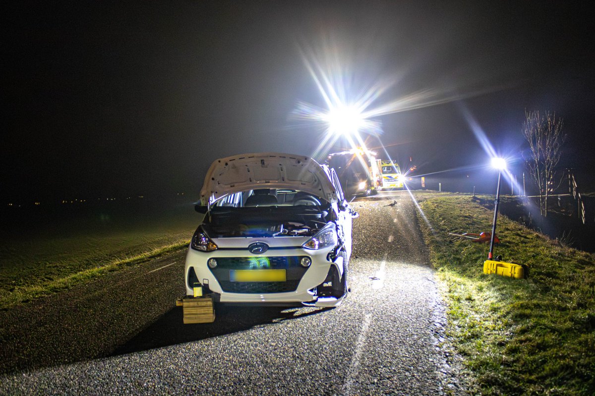 Auto zwaar beschadigd na botsing met tractor bij Mantgum