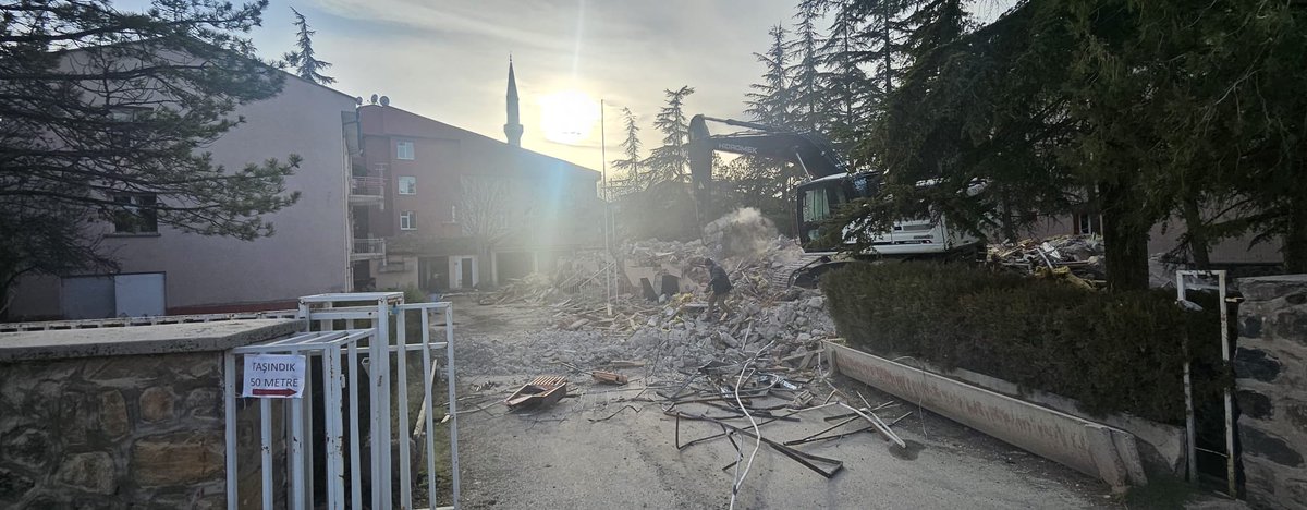 Ereğli’mizde önemli bir yere sahip olan Kazancı Mahallesi 1 No’lu Aile Sağlığı Merkezimiz yerine, vatandaşlarımıza modern, daha konforlu ve daha işlevsel sağlık hizmetleri sunacak yeni bir tesis kazandırılmak üzere yıkımı başlanmıştır.<a href="/AKGMTeskilat/">AK Parti Teşkilat Başkanlığı</a> <a href="/abuyukgumus/">Ahmet Büyükgümüş</a> <a href="/abdullahdogru01/">Abdullah Doğru</a>