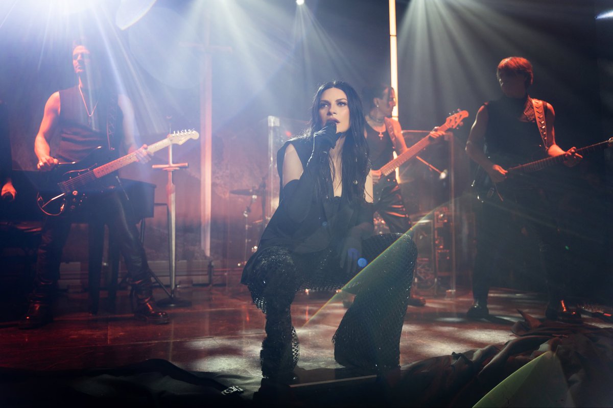 LauraPausini's tweet photo. IO CANTO 2 🗡️ FUORI A MEZZANOTTE!!!!
Siete pronti?

Nell’attesa, qui alcune foto di ieri sera della presentazione dell’album a Milano. ❤️‍🔥 https://t.co/fBA9EEqL1I