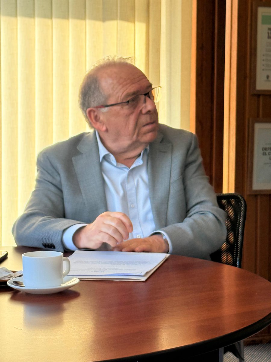 DiputadoBerger's tweet photo. Reunión con la alcaldesa de Valdivia, Carla Amtmann, y el gobernador Luis Cuvertino para abordar la situación del vertedero de Morrompulli y los proyectos de relleno sanitario y reciclaje. https://t.co/cPL1VBi5J8