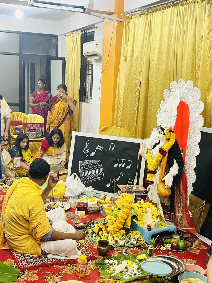 Sujoyitss's tweet photo. Deeply humbled to offer Pushpanjali on the auspicious occasion of Saraswati Puja. Seeking the blessings of the Goddess of Wisdom. May the light of knowledge continue to guide our great nation. #SaraswatiPuja #OikotanHebbalCulturalSociety https://t.co/8Op0UTwrvE