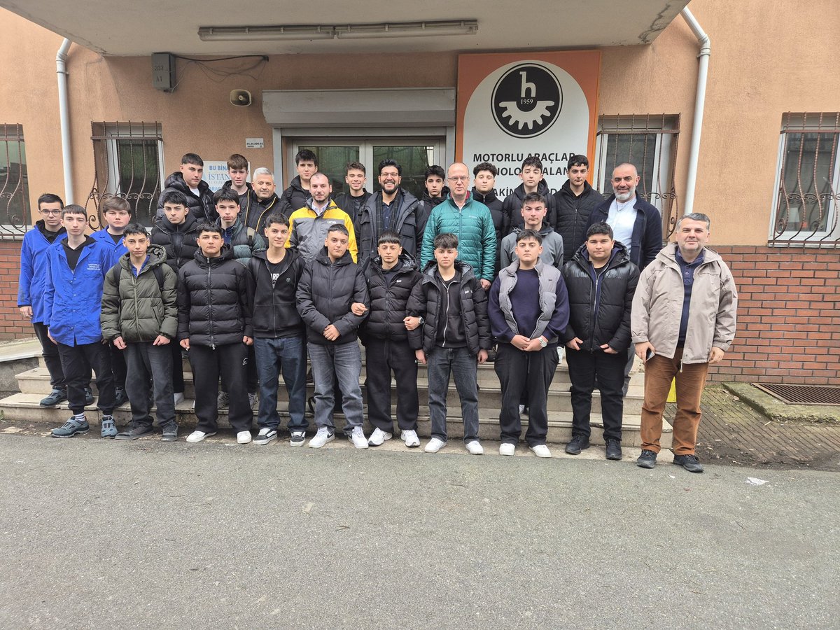 Motorlu Araçlar Teknolojisi öğrencilerimiz, sektörün öncü markalarından  SİF İş Makinaları / JCB ile bir araya gelerek "Temel Motor Eğitimi" aldılar.