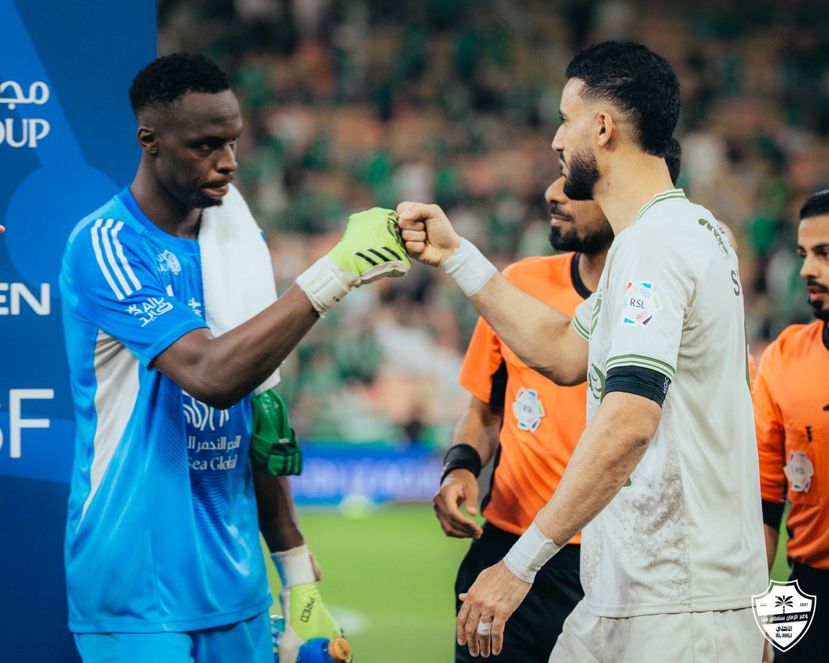 ALAHLI_FC's tweet image. بـاقٍ في القلب والذكريات لا تُـنسى 💚

مرحبًا بعودتك يا عمر 🙌

#الأهلي_الحزم #دوري_روشن_السعودي