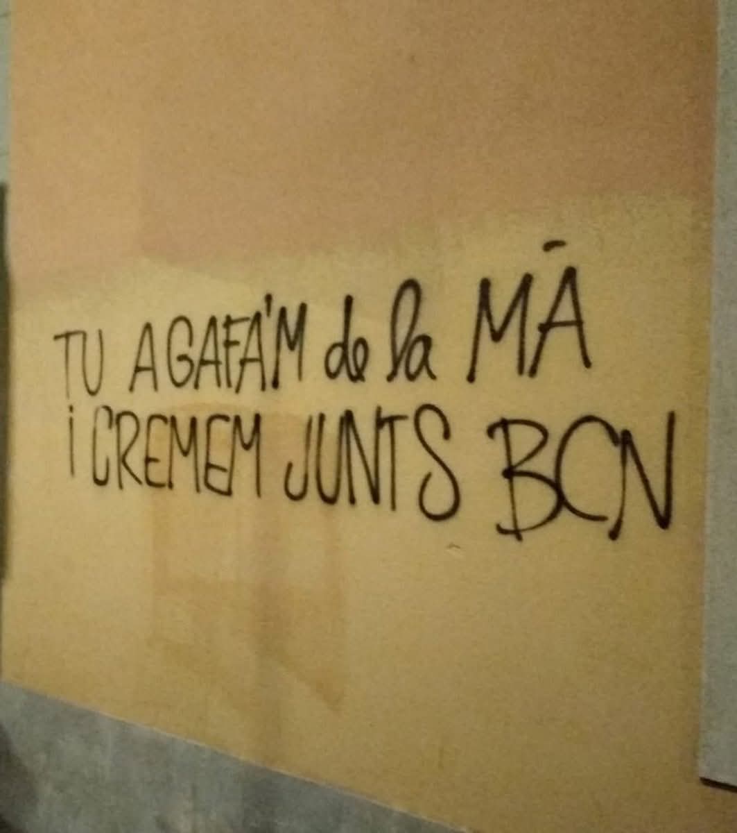 UncluGarrot's tweet photo. Les parets parlen https://t.co/Zz9yQd1v3L