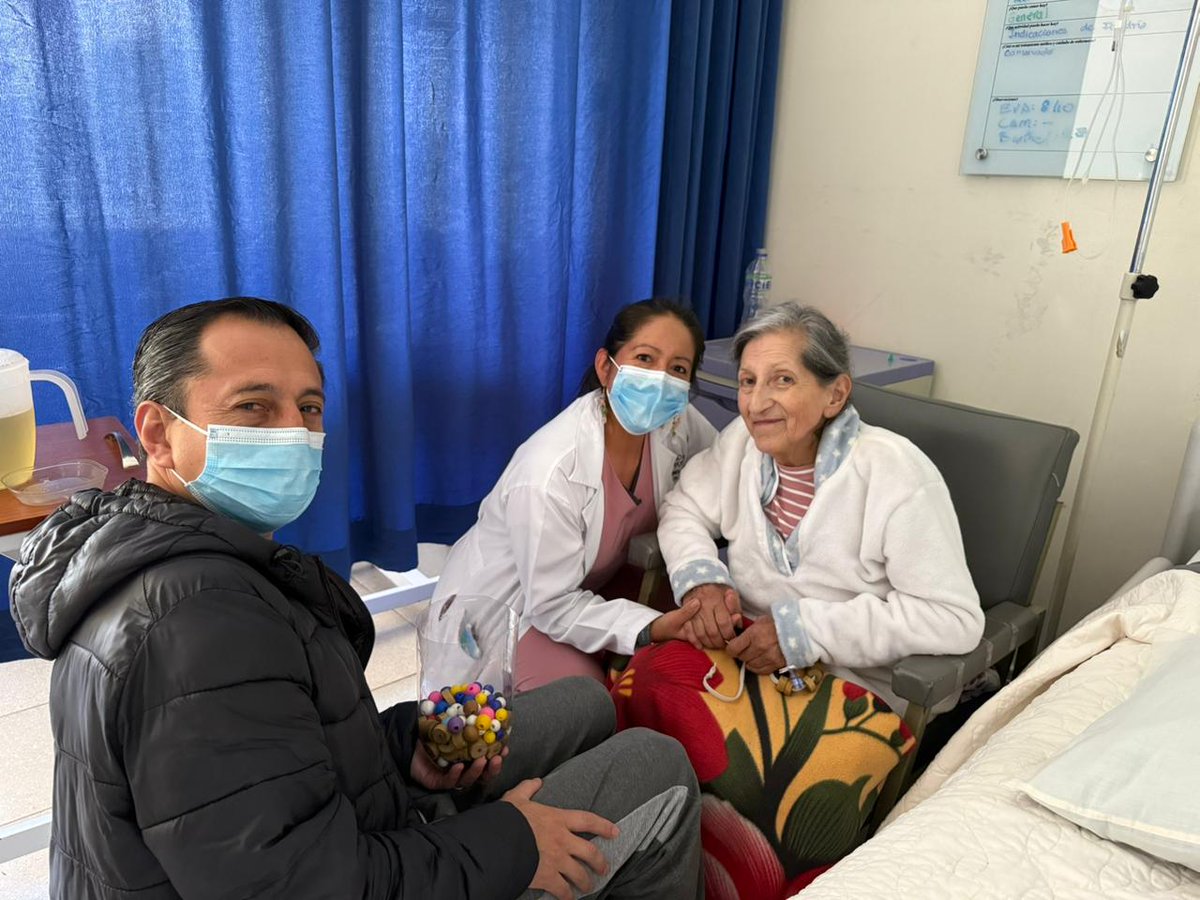 HospAdultoMayor's tweet photo. 👵 La Sra. Yolanda Salcedo llegó a nuestro hospital tras una fractura. Gracias a la terapia física especializada, avanza con fuerza en su recuperación. Junto a su familiar, agradece la atención, calidez y profesionalismo del equipo que la acompañó en cada paso. https://t.co/8rjZT2al6H