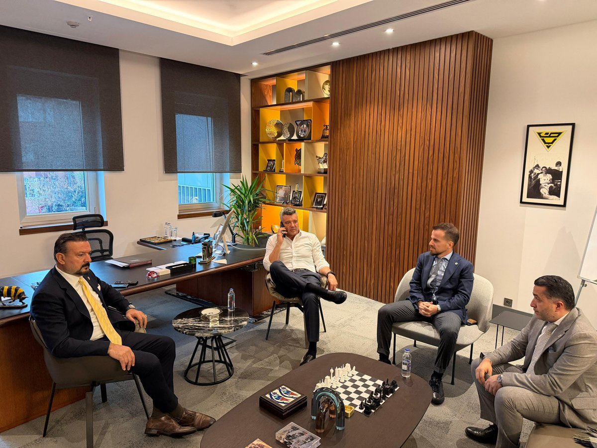 🔥Yapacağın 2’si zorunlu 5 hamlen vardı. Hiçbirini yapmayarak ihanet ediyorsunuz.

▫️Kaliteli santrfor almak. (Zorunlu)
▫️Fred’i göndermek. (Zorunlu)
▫️Rotasyona yerli santrfor almak.
▫️Rotasyona yerli stoper almak.
▫️Oğuz Aydın’ı kiralık göndermek.

#ForvetYoksaSizdeOlmayın