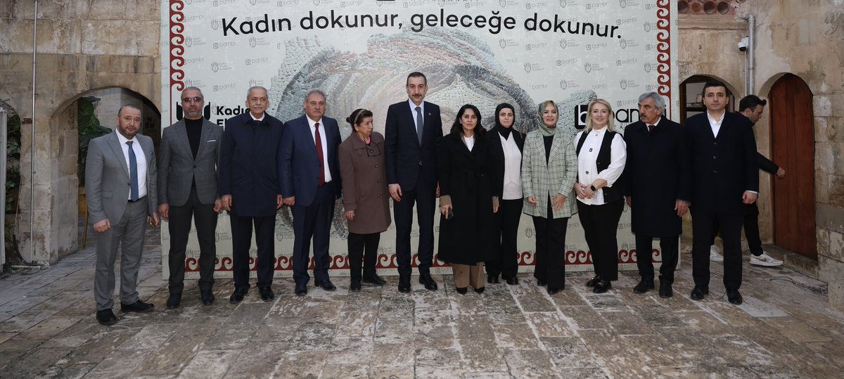 Kilisimizin güçlü ve üretken kadınlarına istihdam sağlayan, el sanatlarımızın yaşatıldığı Mahmut İslam Bey Konağı’nı ziyaret ettik.

El emeğinin, kültürel mirasın, sanatın ve tarihin buluştuğu çok kıymetli bir mekân…

Kadınlarımızın emeğine gönlüne sağlık…