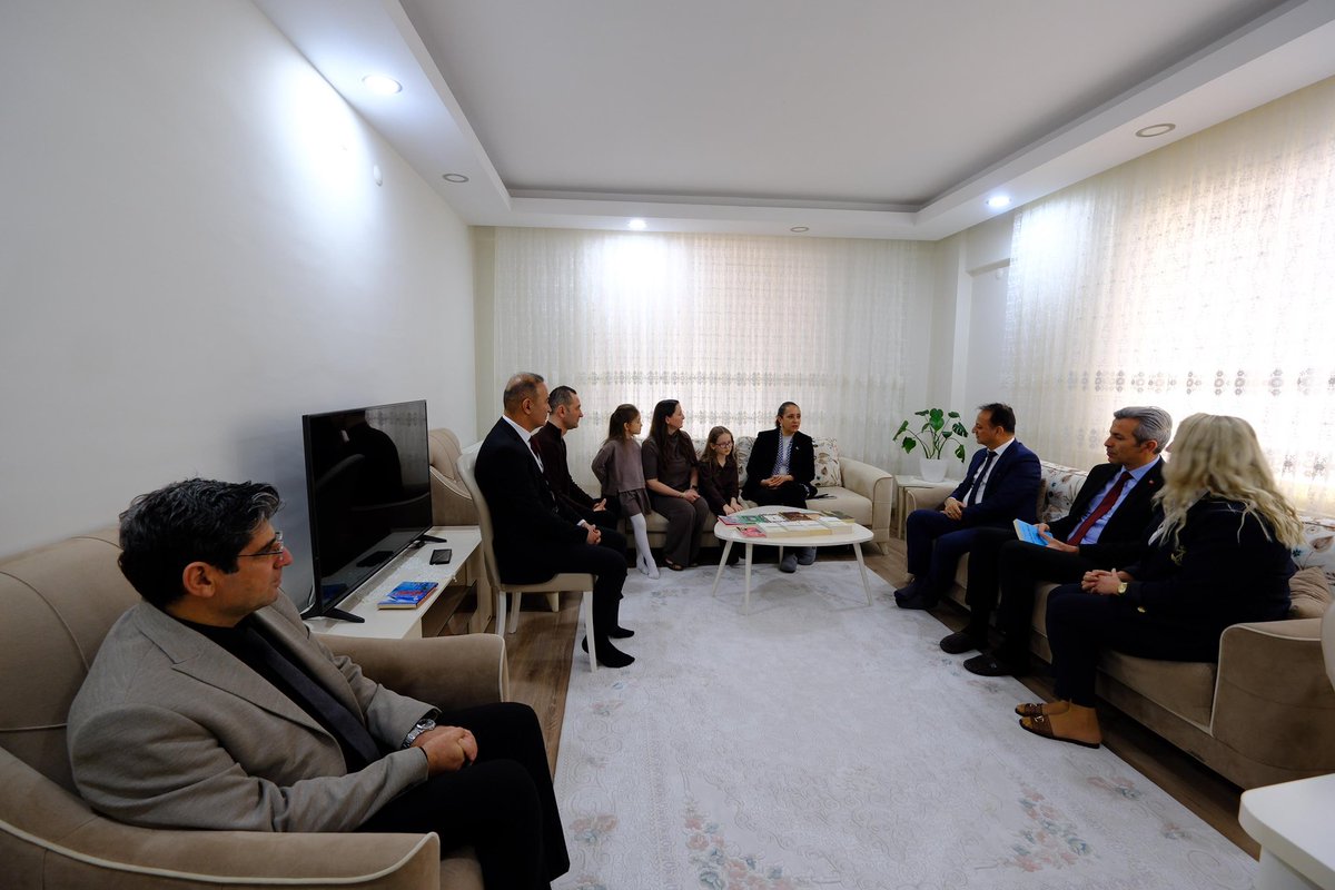 BurdurilMEM's tweet photo. 📌 Valimiz Sn. Tülay BAYDAR BİLGİHAN, İl Millî Eğitim Müdürümüz M. Necmeddin DİNÇ ile birlikte; Valiliğimiz himayelerinde, Müdürlüğümüz Koordinesinde “Bir Fincan Kahve Bir Adım Gelecek” projesi kapsamında Duruşkan Ailesi’ni ziyaret etti. @Burdurvalilik
@necmidinc https://t.co/ei6mu93F8o