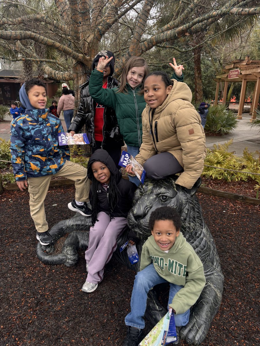 We didn’t let the chilly temps stop our fun at the zoo!! ❤️