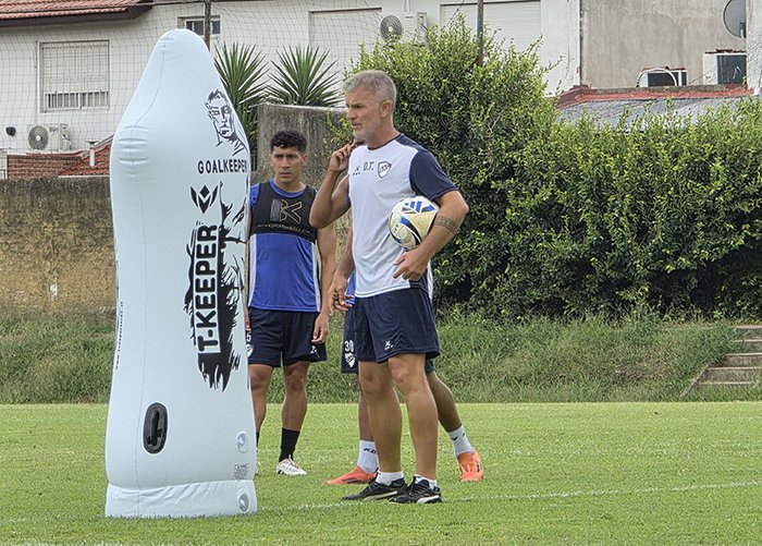 El plantel cervecero se entrenó esta mañana en el campo auxiliar, donde hizo trabajos de defensa y ataque, y jugadas de pelota detenida. Mañana por la mañana y en el Estadio Centenario se jugarán dos partidos amistosos ante el Deportivo Morón.
