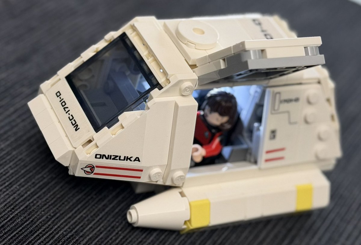 初 #LEGO。
#スタートレック　シャトルポッド。
ブロック探すのと、ステッカー貼るのが難しい。😅

サクサク立体になっていくのは気持ちいい。
ライトブロック仕込んで完成。