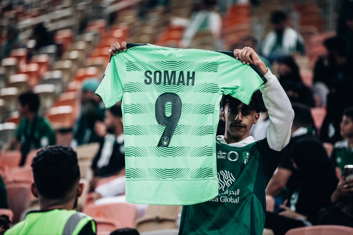 قميص <a href="/omaralsomah/">Omar Al Somah</a> يحضر في مدرج الأهلي 💚🇸🇾

#دوري_روشن_السعودي | #للجماهير