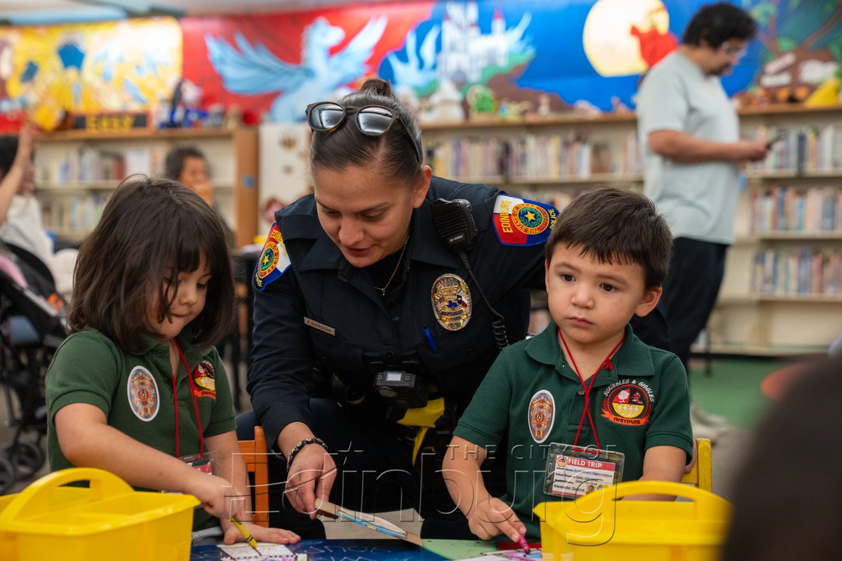 cityofedinburg's tweet photo. Our Edinburg PD officers had a great time participating in World Read Aloud Day at the Dustin Michael Sekula Memorial Library and engaging in arts-and-crafts activities with the children! ❣️📚🚔 https://t.co/2p4BF9K1PA