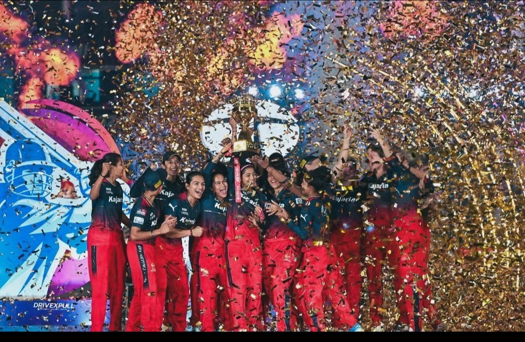 ZiaulEngineer's tweet photo. WPL 2024 🏆✅
WPL 2026 🏆✅

Captain Smriti Mandhana wins her second WPL title with RCB, equalling Harmanpreet Kaur in the trophy cabinet! ❤️🏆

#SmritiMandhana #RCB #WPL2026 #SKC #Sportskeeda https://t.co/zdSIA2FDKt