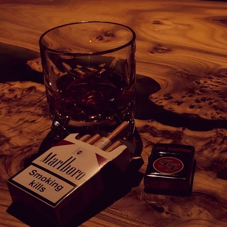 He besado más botellas que mujeres y, sinceramente,
una resaca duele menos que un desamor.

Charles Bukowski.