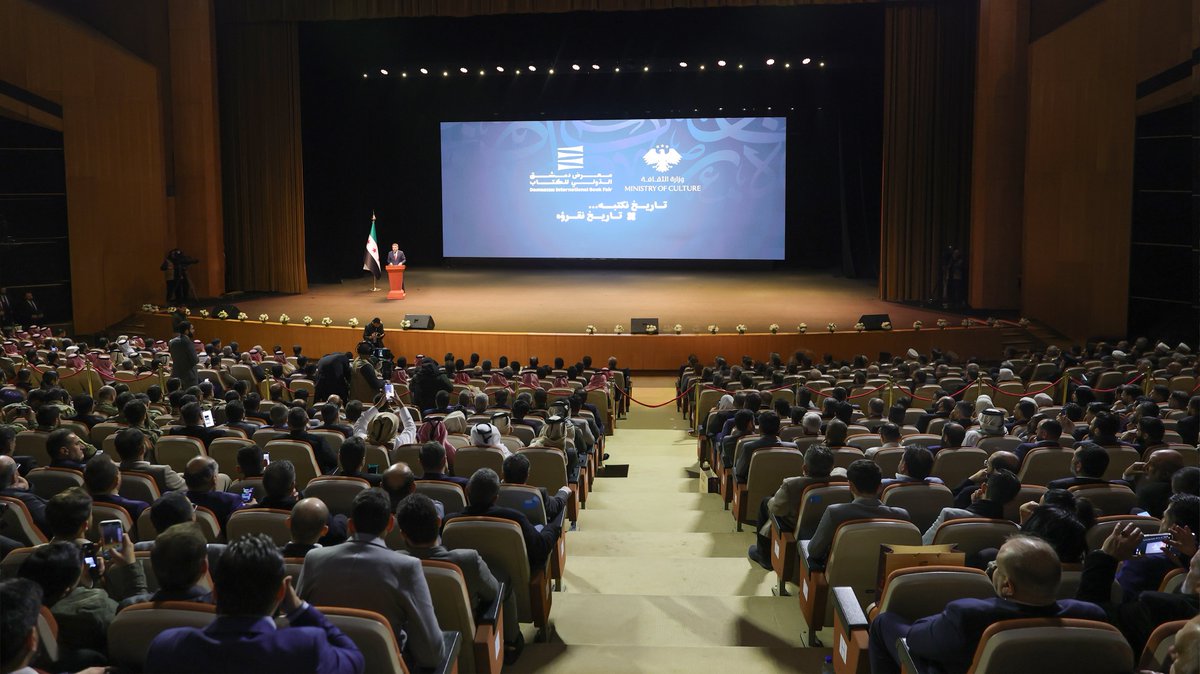 SyPresidency's tweet photo. برعاية السيّد الرئيس أحمد الشرع، افتُتح معرض دمشق الدولي للكتاب بدورته الاستثنائية في قصر المؤتمرات بدمشق، بحضور رسمي وثقافي واسع، ضمّ عدداً من الوزراء والشخصيات السياسية والفكرية العربية، إلى جانب نخبة من الأدباء والمثقفين.

#رئاسة_الجمهورية_العربية_السورية https://t.co/tbizLkP7UD