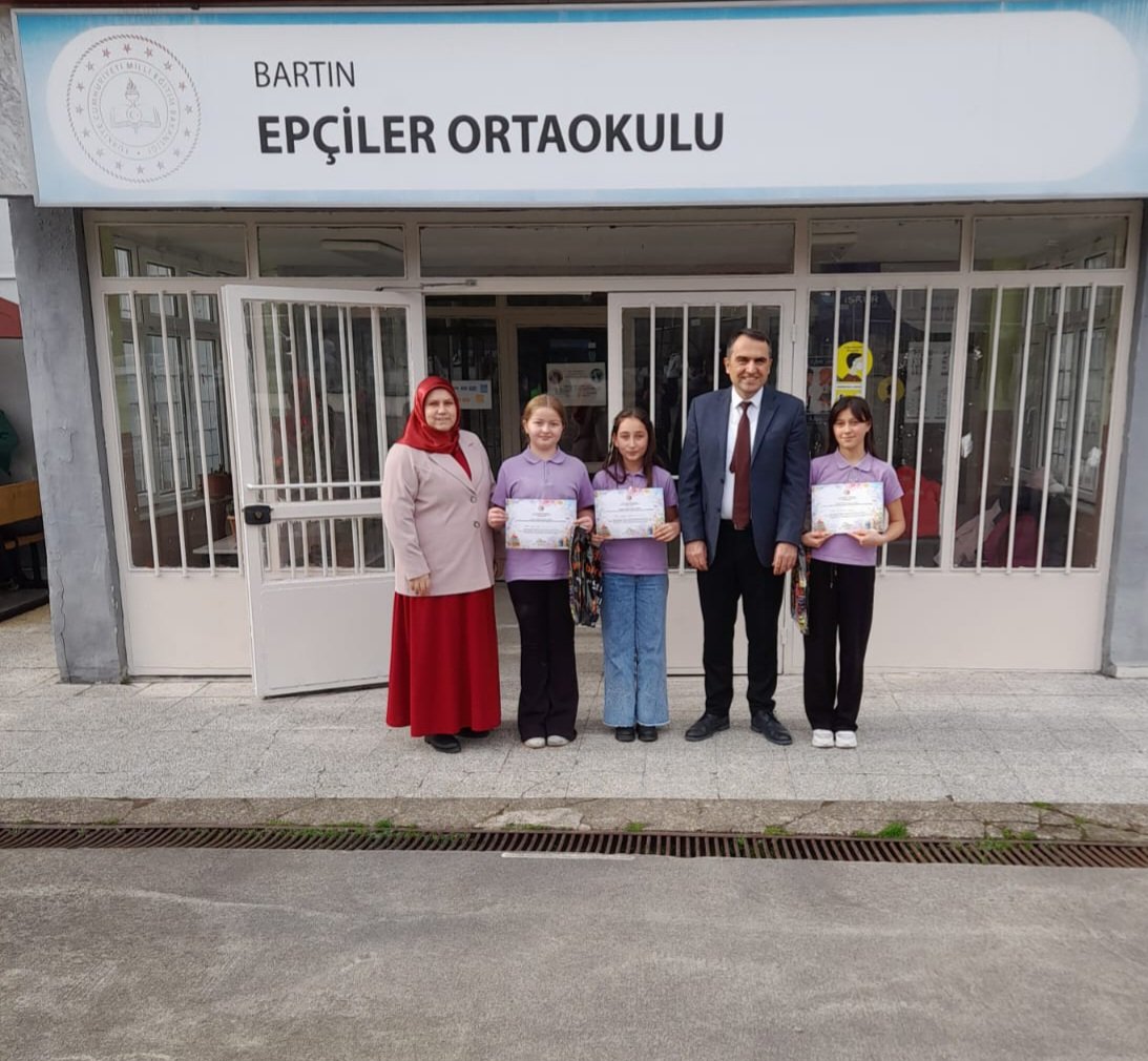 Bartın İl Ticaret Müdürlüğü'nün "Bilinçli Tüketici Olmak" konulu resim yarışmasına katılım gösteren 6/A sınıfı öğrencilerimiz Şeymanur Birgöz, Şennur Ravza Kalınbacak ve Damla Uzun katılım sertifikası ve hediyelerini aldılar.