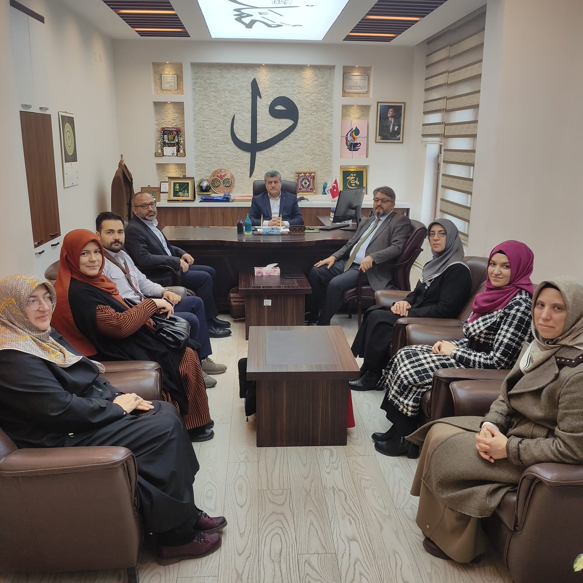 Konya İl Müftülüğü Bağımlılık Koordinatörlüğü birimi, Ilgın ilçe Müftümüz Nihat Koç'u makamında ziyaret etti. Ziyaretten memnuniyetini dile getiren Müftü Koç, misafirlerine teşekkür ederek hatıra fotoğrafı çekimi gerçekleştirdi.