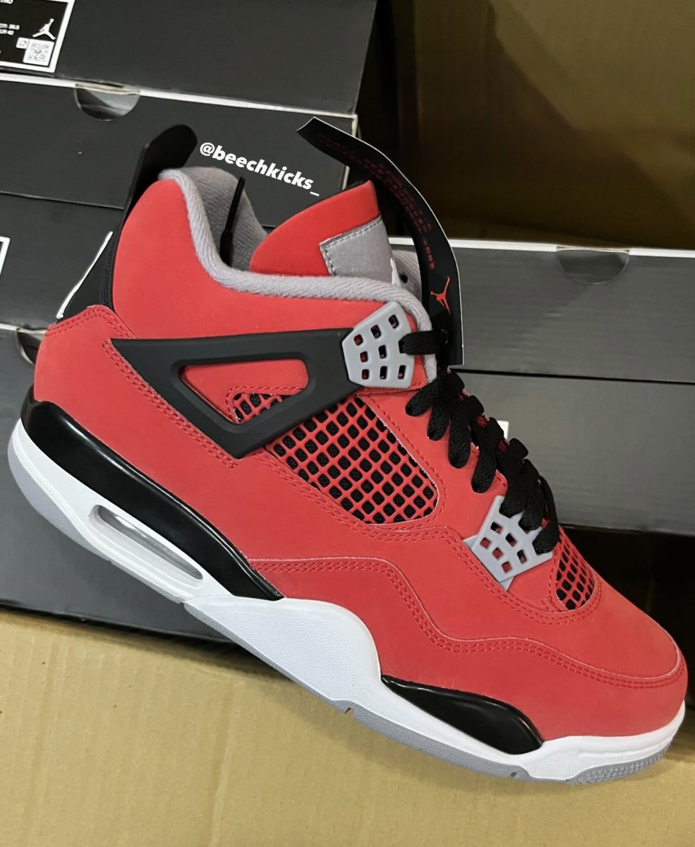 zSneakerHeadz's tweet photo. UNBOXING: “Toro Bravo” Air Jordan 4 (2026) 🔥🔴
Releasing on May 2nd.

🎥: beechkicks_/IG https://t.co/1o4v8yCfsI