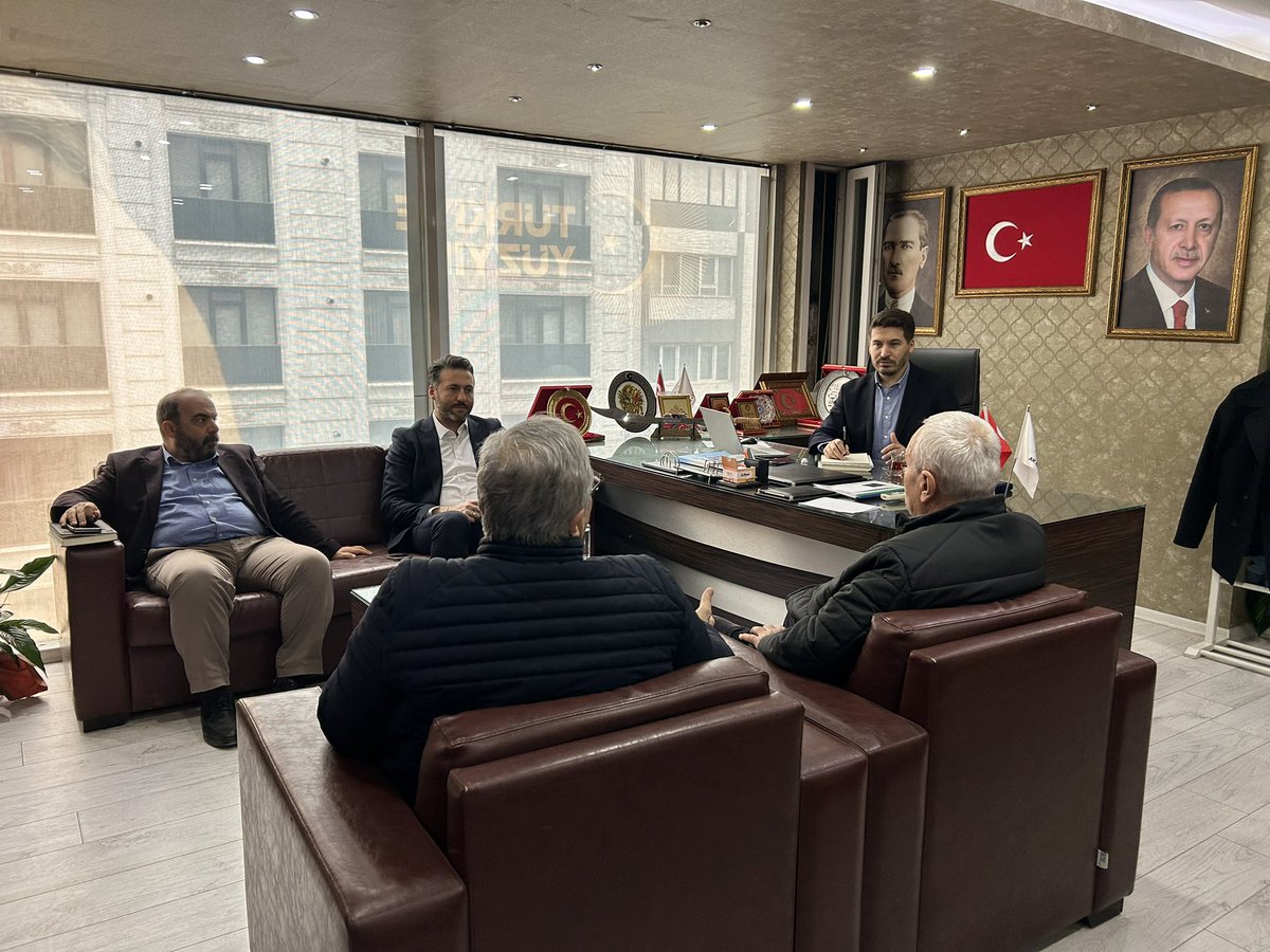 OdunpazariAK26's tweet photo. Halk Günü’nde kıymetli hemşehrilerimizle buluştuk. Derdini paylaşan, fikrini söyleyen herkesi dikkatle dinledik. Bizim için en kıymetli rehber yine milletimizin sözü oldu. https://t.co/QM0VfWwVk5