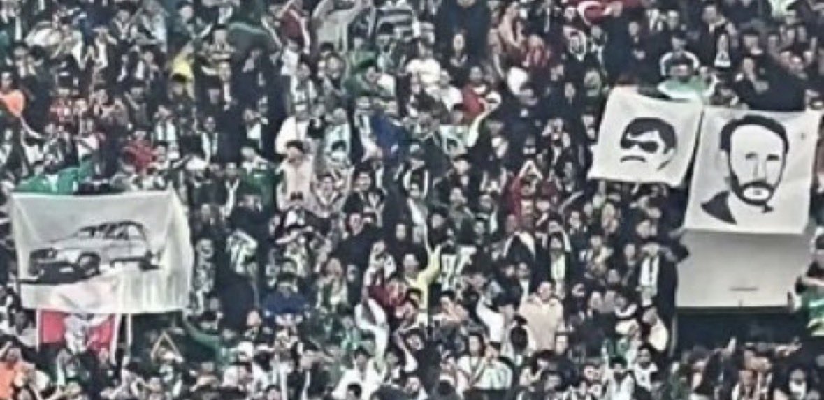 Barbar ışid çetelerinin işlediği insanlık dışı suçları protesto etmek ideolojik propaganda da, Leyla Zana'ya toplu cinsiyetçi küfür, 90’ların faili meçhul cinayetlerini temsil eden Beyaz Toros'la,'Yeşil' pankartları propaganda değil miydi ?
Sizin teraziniz  Kürde kırık!