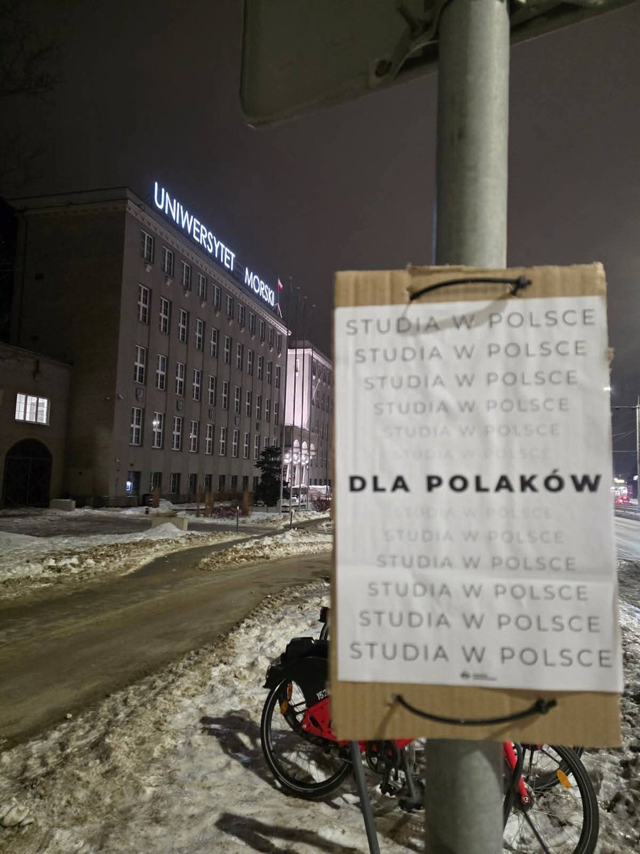 Studenci nie chcą Strategii Umiędzynarodowienia Uczelni ❌

Studia w Polsce dla Polaków! 🇵🇱

Cele, które Ministerstwo Edukacji planuje osiągnąć do 2035 roku:

👉🏻25% studentów ma pochodzić z zagranicy (obecnie 8,6%, czyli ponad 107 tys. osób – według danych Fundacji Perspektywy).