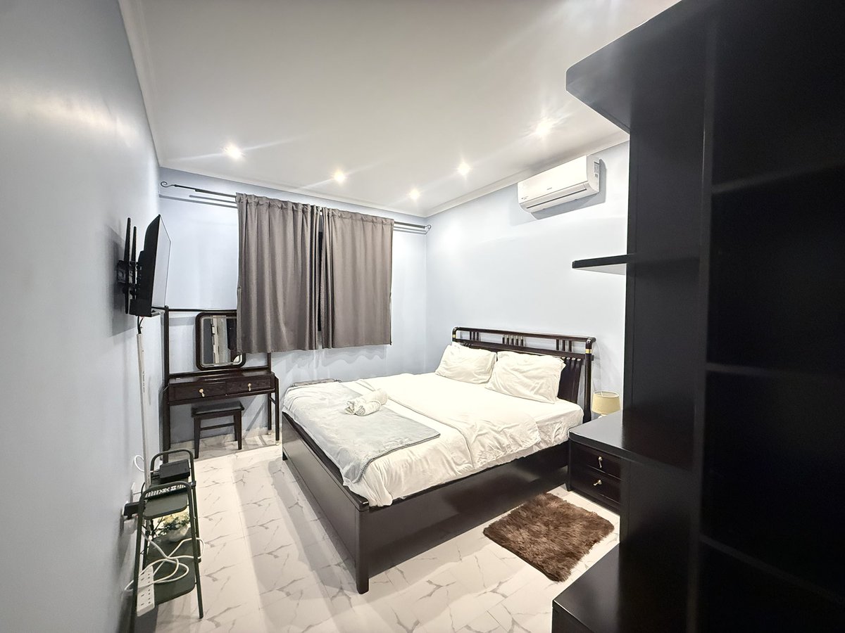 LUXURY 2-BEDROOM VILLA FOR RENT IN EMERALD HILL | $80/NIGHT | $1400/MONTH | POOL &amp; SECURITY / STARLINK WIFI

Description
Welcome to your perfect Lusaka escape! This beautifully furnished, stand-alone 2-bedroom villa is located within the secure, gated community of Emerald Hill
