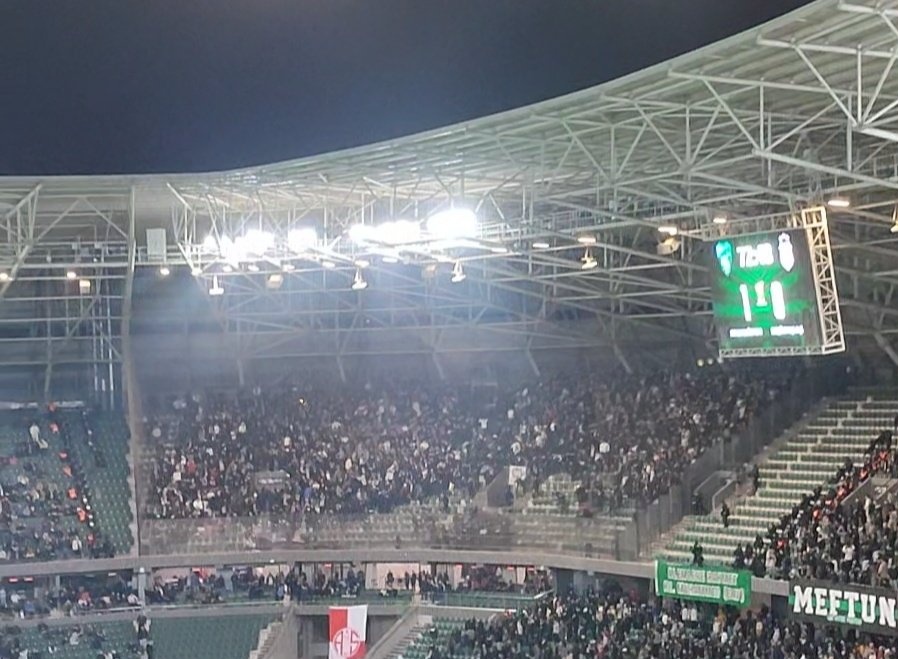 Sebo041's tweet image. Ne algı yapıyorum ne de inanmadığım birşeyi söylüyorum. Yemin ediyorum ki buraya 500 kişi gelen Kasımpaşa bile daha iyi tribün yapmıştı. Çarşı bitmiş diyolardı inanmıyoduk. Gözlerimizle görmüş olduk. Bu arada hafta içi 30 bin kişiyle muhteşem atmosfer yapan Hodri Meydana tşkrler