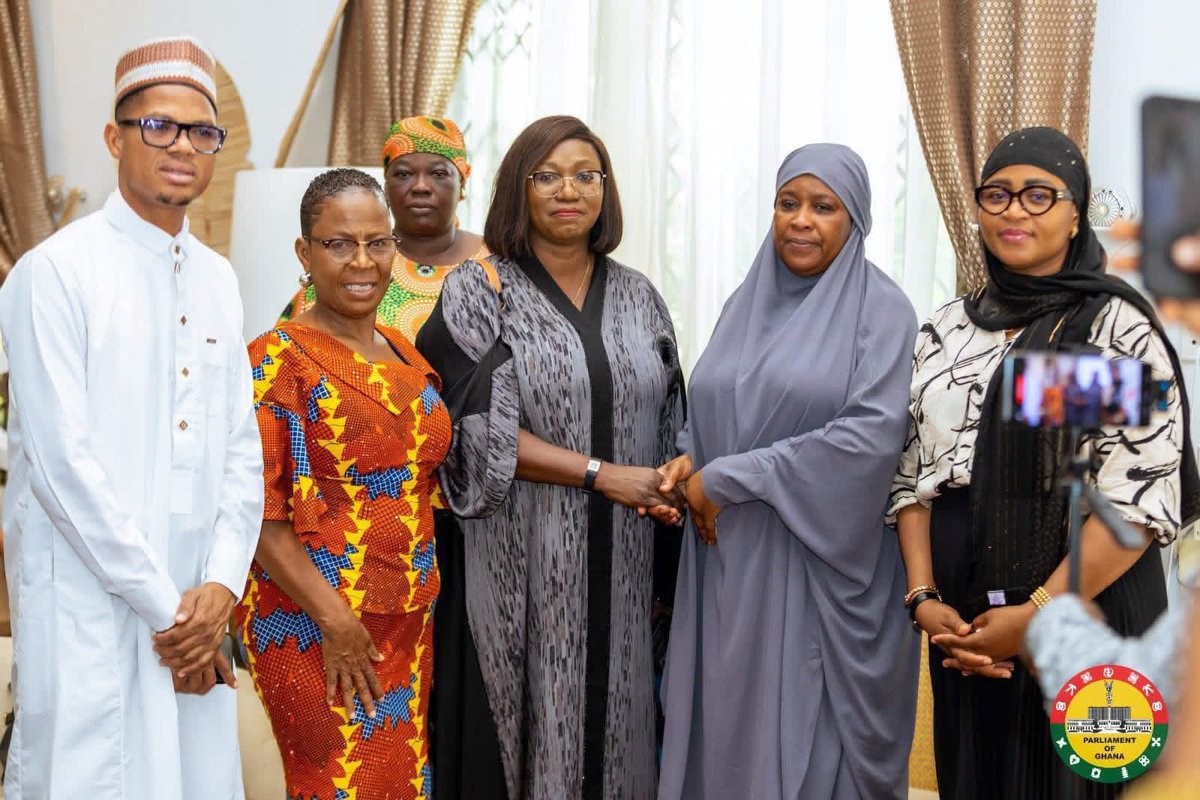 auntiededei's tweet photo. The Majority Caucus in Parliament donated GH₵100,000 to the widow of the late Ayawaso East MP, Mahama Naser Toure. The presentation took place during a visit to her residence in Accra, where members of the caucus expressed their condolences and support to the family.
#Dedei https://t.co/rEaFq6wU2w