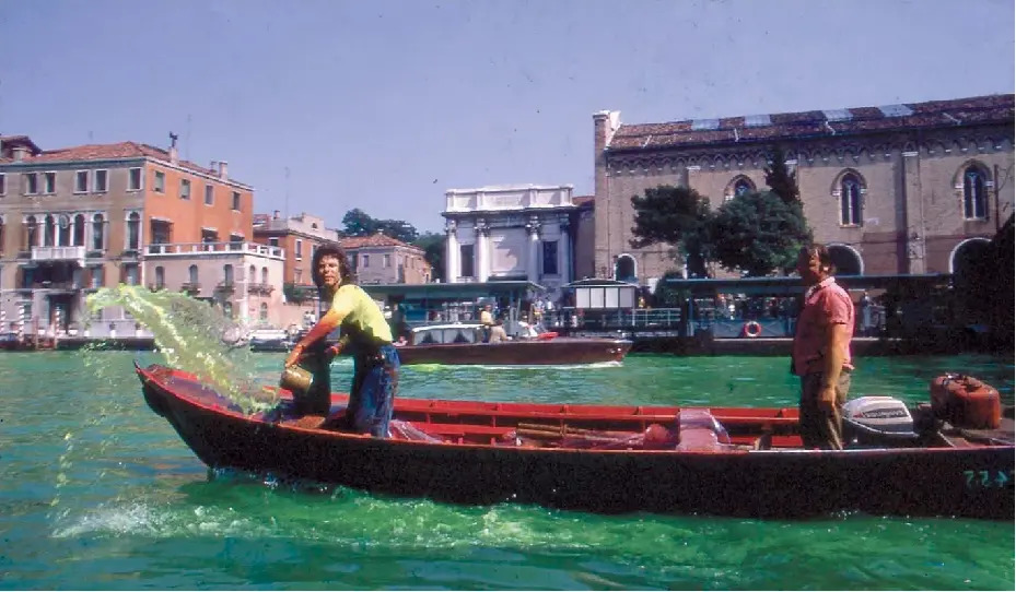arroyoslibres's tweet photo. Otros de sus trabajos incluyeron intervenciones que tiñeron de verde (con sustancias inocuas) las aguas del Gran Canal de Venecia y del Riachuelo.
#garciauriburu #coloracion #riodelaplata #riachuelo #venecia https://t.co/Lf9JOrEInS