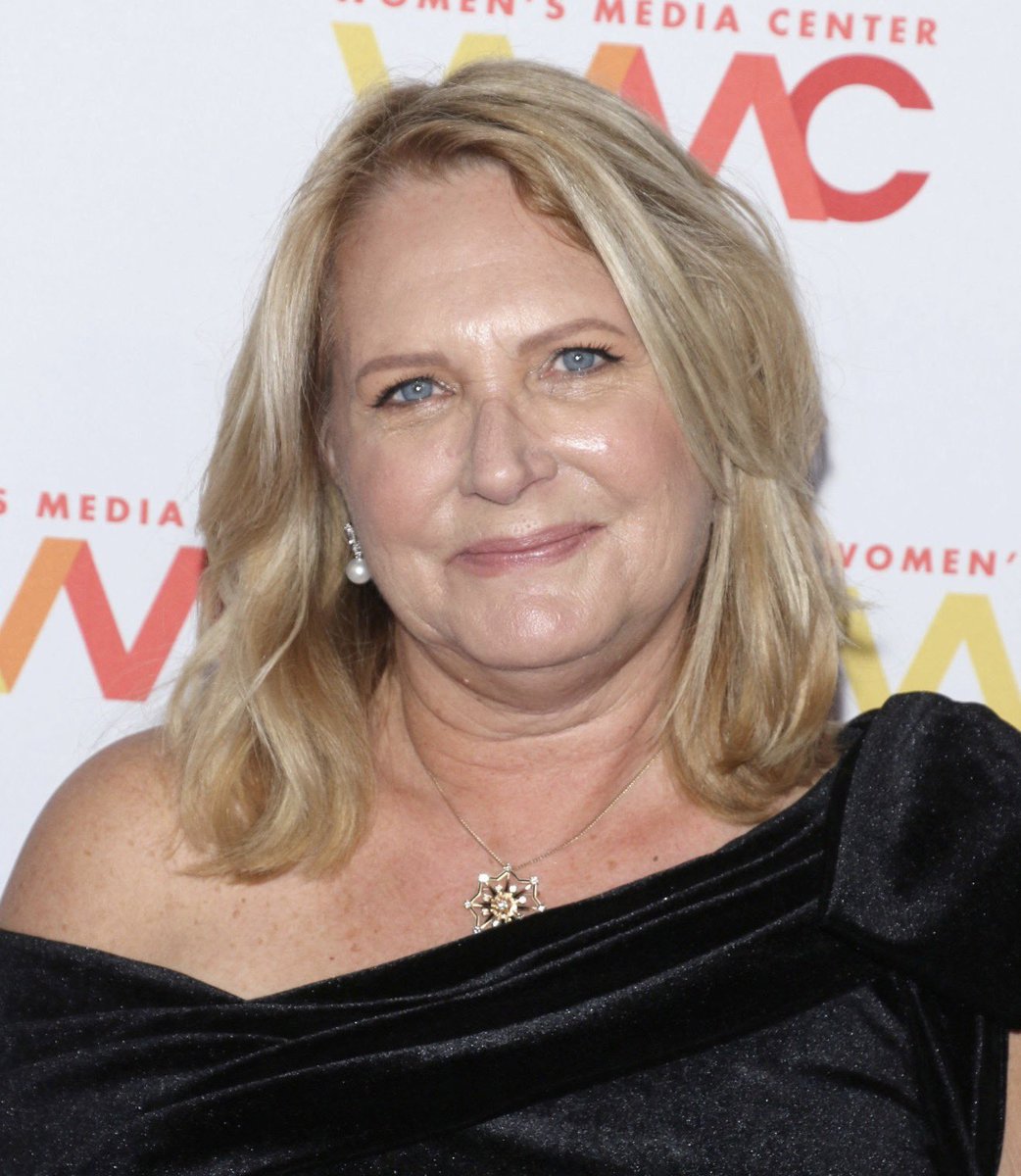 alizaihere's tweet image. یہ خاتون Julie K. Brown ہیں جن کی وجہ سے آج جیفری ایبسٹین کا کیس دنیا کے سامنے آیا 80 سے زائد متاثرہ خواتیں تک پہنچی اُنہیں انصاف دلایا، سلام ہے اس خاتون کو جسے برطانیہ کے شہزادوں کا پروٹول ہٹا سکا نا واشنگٹن کی طاقت ڈرا سکی ، نا سیلوکن ویلی کی دولت خرید سکی نا ابیسٹین کا نیٹ ورک…