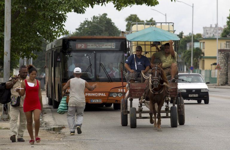 🇨🇺 | URGENTE — Acaba de colapsar el transporte público en Cuba.

El régimen anuncia que quedan suspendidas todas las lineas de transporte del país por falta de combustible.